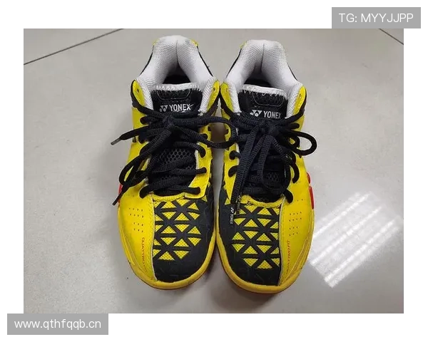 刚刷到邹敬园出门带的包——全是定制球鞋，我的月薪直接下线